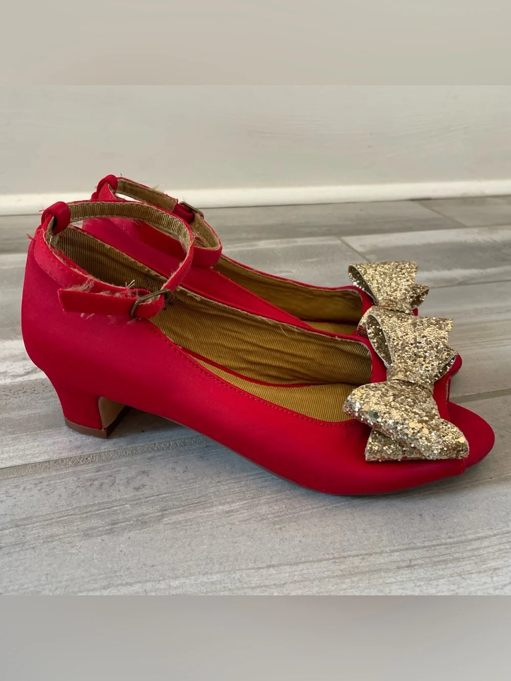 Joyfolie Valeria Red Satin Gold Glitter Bow Low Block Pump Heels Kids/4 Youth